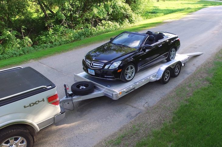 Hur man transporterar bilar mellan återförsäljare